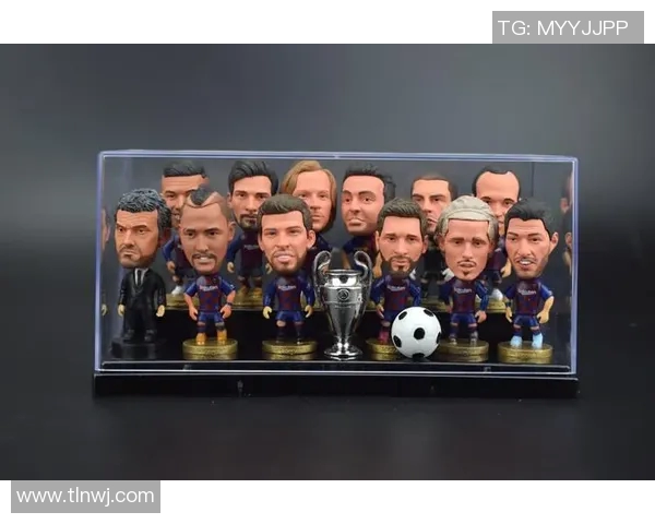 足球明星人偶装饰图带你领略球场魅力与时尚风潮的完美结合